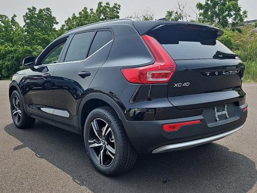 2025 Volvo XC40 B5 Core Bright Theme
