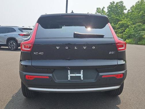 2025 Volvo XC40 B5 Core Bright Theme