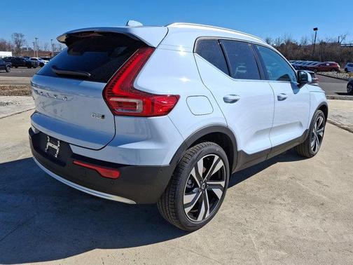 2025 Volvo XC40 B5 Ultra Bright Theme