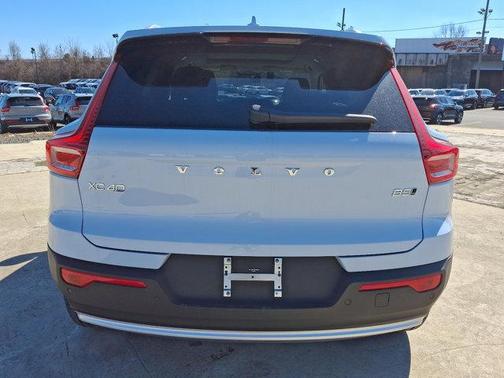 2025 Volvo XC40 B5 Ultra Bright Theme