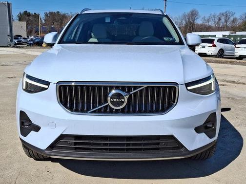 2025 Volvo XC40 B5 Ultra Bright Theme
