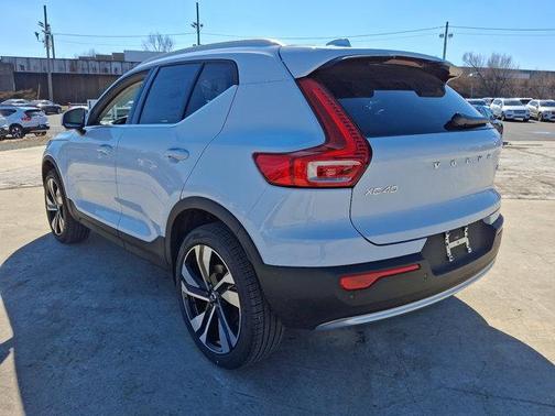 2025 Volvo XC40 B5 Ultra Bright Theme