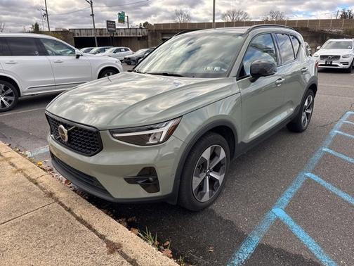 2023 Volvo XC40 B5 AWD Plus Dark