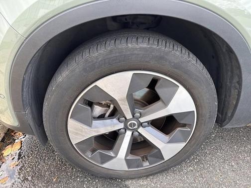 2023 Volvo XC40 B5 AWD Plus Dark