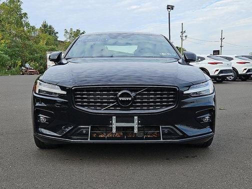 2022 Volvo S60 B5 Black Edition Momentum