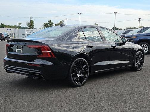 2022 Volvo S60 B5 Black Edition Momentum
