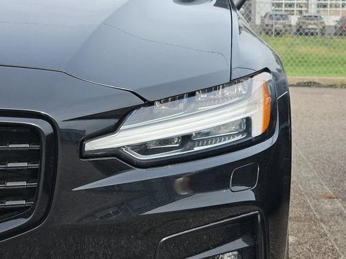 2022 Volvo S60 B5 Black Edition Momentum