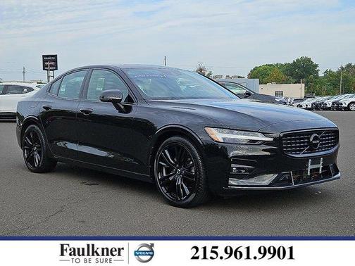 2022 Volvo S60 B5 Black Edition Momentum