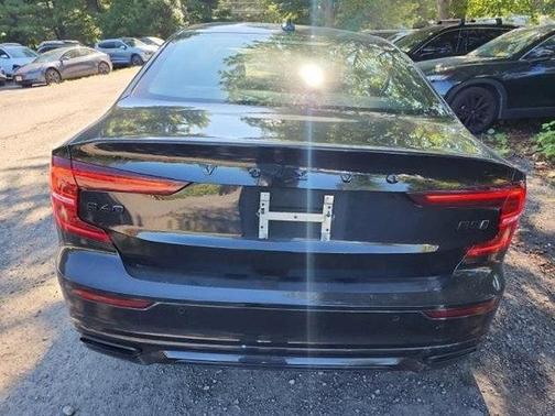 2022 Volvo S60 B5 Black Edition Momentum