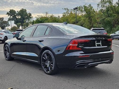 2022 Volvo S60 B5 Black Edition Momentum