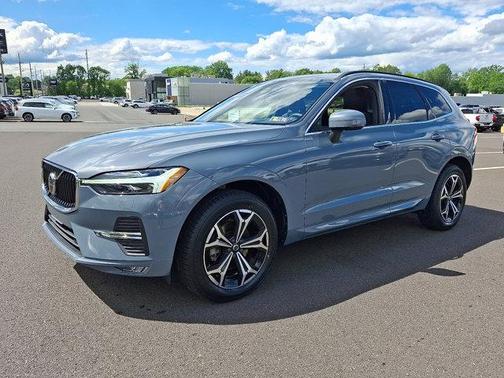 2022 Volvo XC60 B5 Momentum
