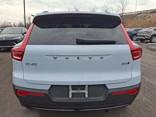 2025 Volvo XC40 B5 Plus Dark Theme