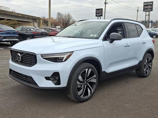 2025 Volvo XC40 B5 Plus Dark Theme