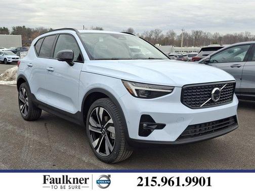 2025 Volvo XC40 B5 Plus Dark Theme