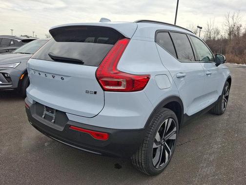 2025 Volvo XC40 B5 Plus Dark Theme