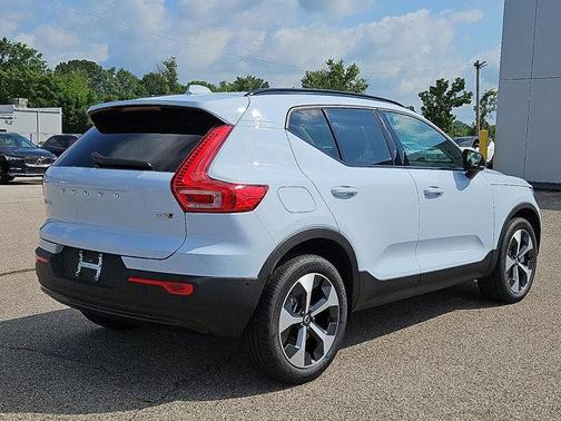 2026 Volvo XC40 PLUS