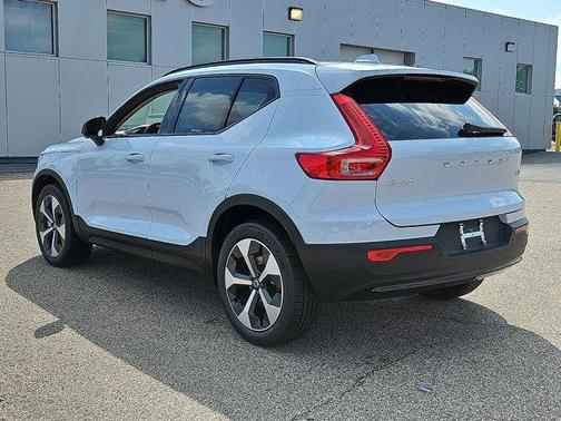 2026 Volvo XC40 PLUS