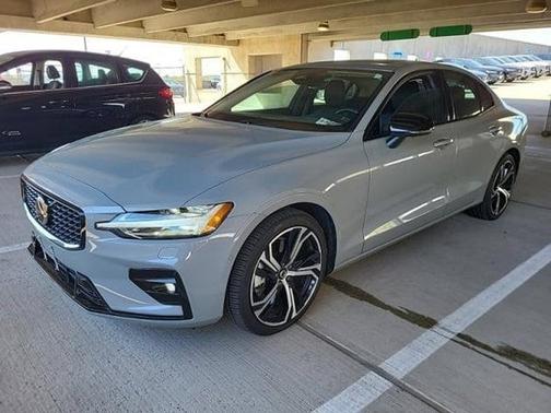 2024 Volvo S60 B5 Plus Dark