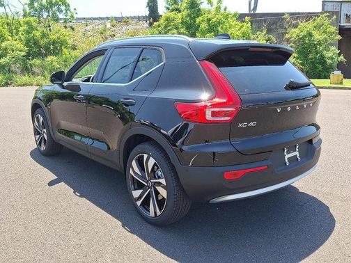 2025 Volvo XC40 B5 Plus Bright Theme