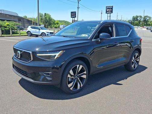 2025 Volvo XC40 B5 Plus Bright Theme