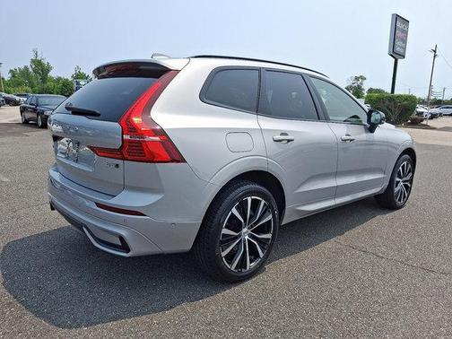 2023 Volvo XC60 B5 Plus Dark Theme