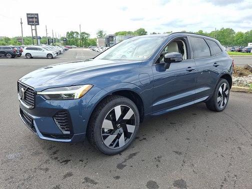 2025 Volvo XC60 Plug-In Hybrid T8 Plus