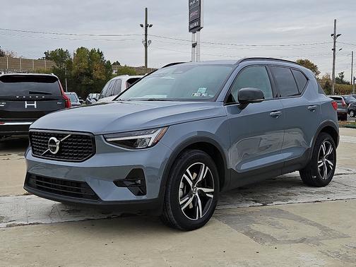 2023 Volvo XC40 B5 AWD Plus Dark