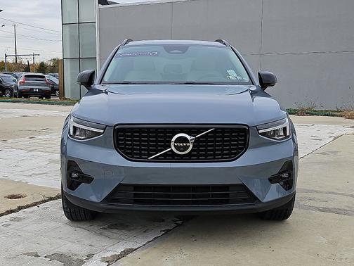 2023 Volvo XC40 B5 AWD Plus Dark