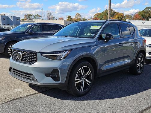 2023 Volvo XC40 B5 AWD Plus Dark