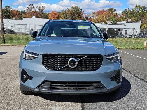 2023 Volvo XC40 B5 AWD Plus Dark