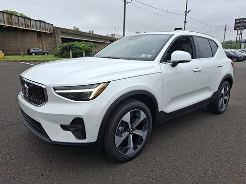 2025 Volvo XC40 B5 Plus Bright Theme