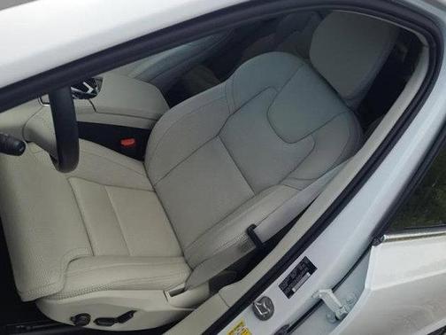 2024 Volvo XC90 B6 Ultimate Bright Theme 6-Seater