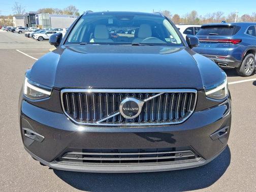 2025 Volvo XC40 B5 Ultra Bright Theme
