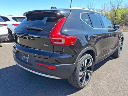 2025 Volvo XC40 B5 Ultra Bright Theme