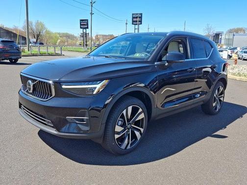 2025 Volvo XC40 B5 Ultra Bright Theme