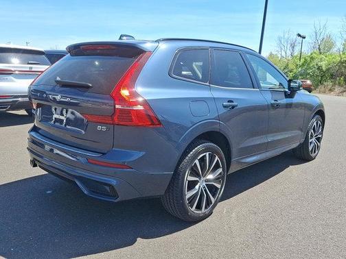 2023 Volvo XC60 B5 Plus Dark Theme