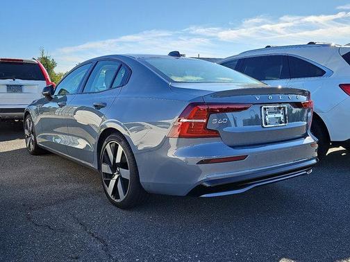 2023 Volvo S60 Recharge Plug-In Hybrid T8 Core Dark Theme
