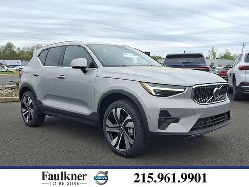 2025 Volvo XC40 B5 Ultra Bright Theme