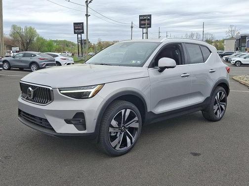 2025 Volvo XC40 B5 Ultra Bright Theme
