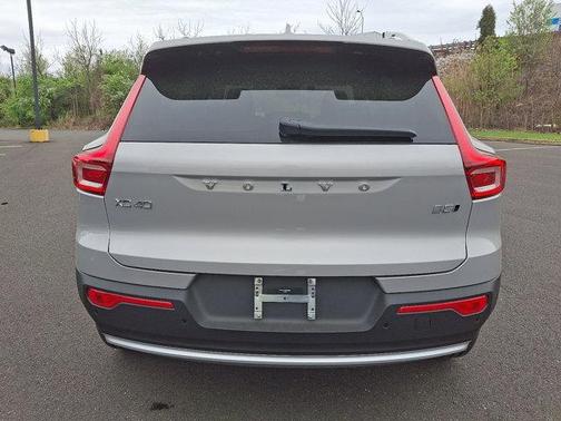 2025 Volvo XC40 B5 Ultra Bright Theme