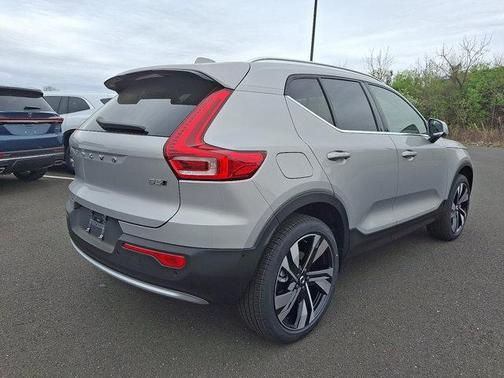 2025 Volvo XC40 B5 Ultra Bright Theme