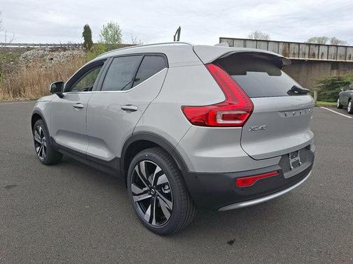 2025 Volvo XC40 B5 Ultra Bright Theme