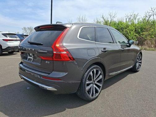 2023 Volvo XC60 B5 Ultimate Bright Theme