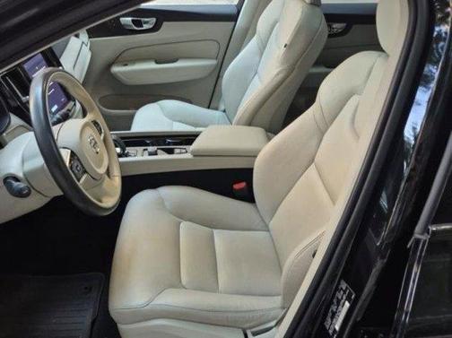 2023 Volvo XC60 B5 Plus Dark Theme