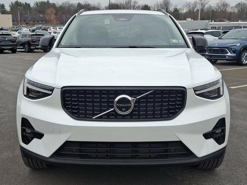 2025 Volvo XC40 B5 Plus Dark Theme