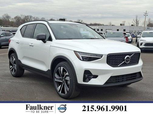 2025 Volvo XC40 B5 Plus Dark Theme