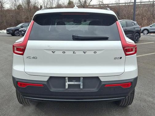 2025 Volvo XC40 B5 Plus Dark Theme