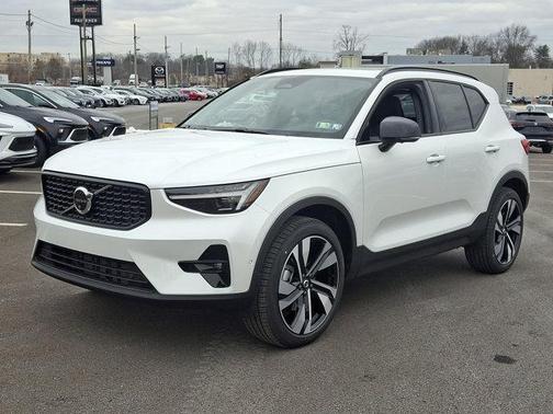 2025 Volvo XC40 B5 Plus Dark Theme