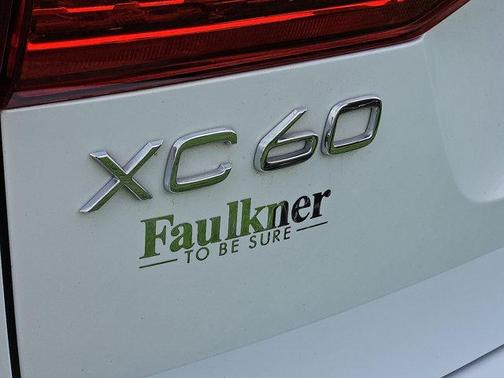 2023 Volvo XC60 B5 Plus Dark Theme