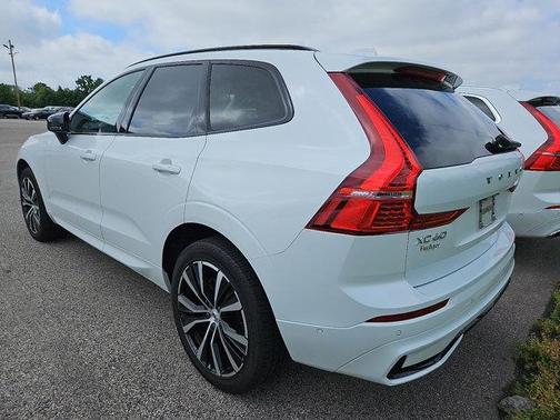 2023 Volvo XC60 B5 Plus Dark Theme